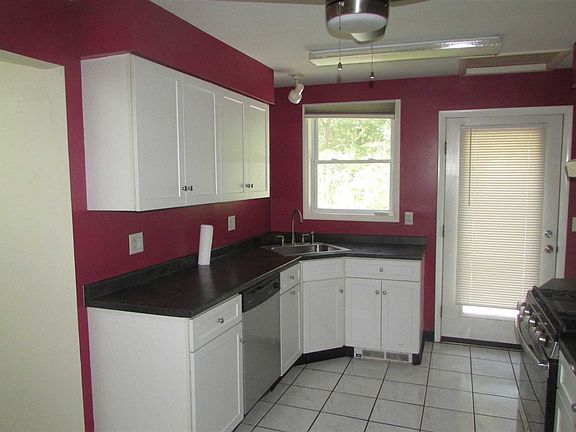 4th image of 215 Sunset Dr
