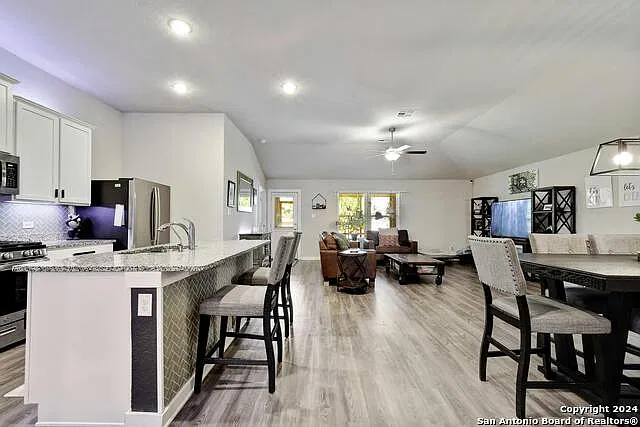 3 bed, 2.0 bath, 1942 sqft, $2,050 — Photo 3