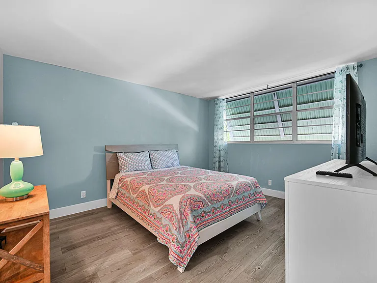 400 SE 10th St #303 — Photo 11