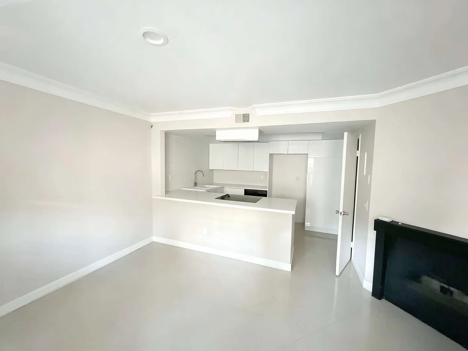 2 bed, 1.5 bath, 932 sqft, $2,450 — Photo 2