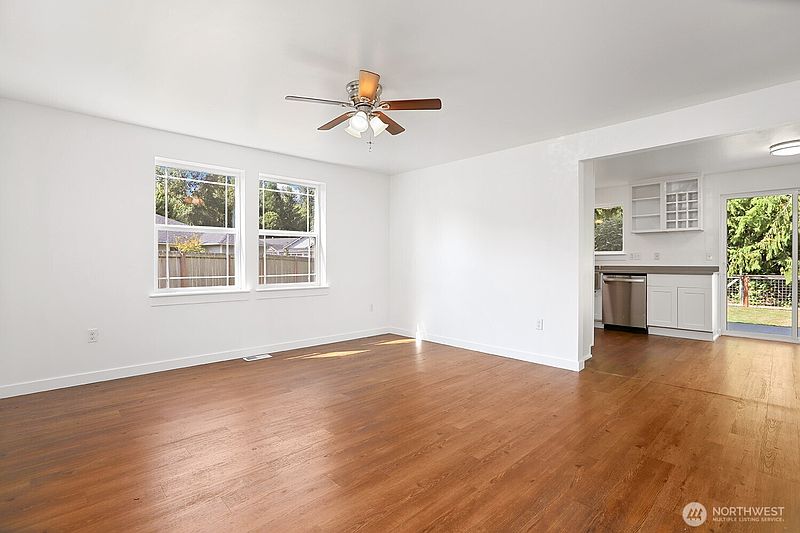 3rd image of 904 Sapp Place