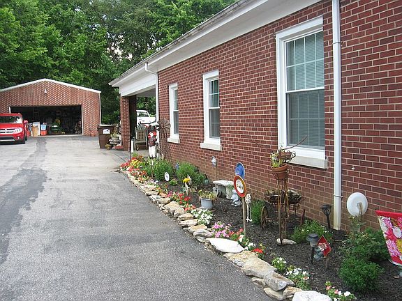 4th image of 107 N 3rd St