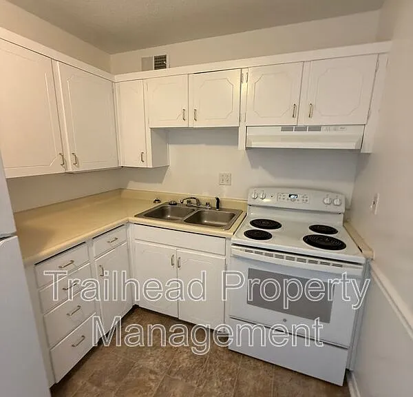 5811 Maple St #11 — Photo 8