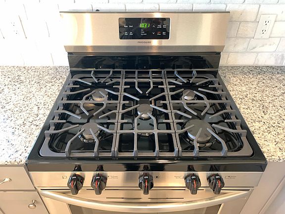 4th image of 281 S Geranium Ln