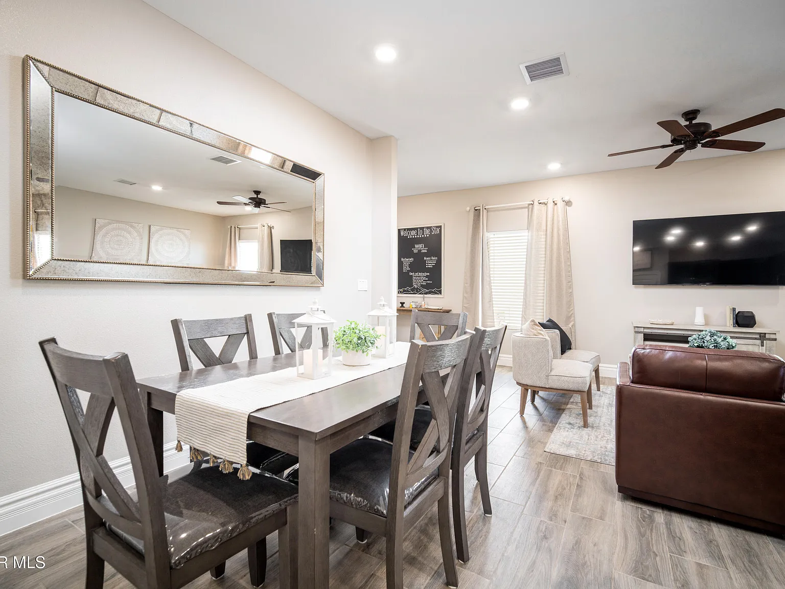 3 bed, 2.0 bath, 1469 sqft — Photo 4