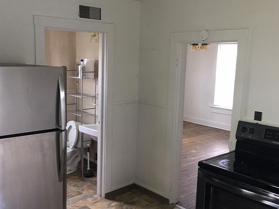4th image of 121 Anderson Ave