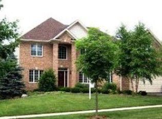 702 Blackthorn Dr, Crystal Lake, IL 60014