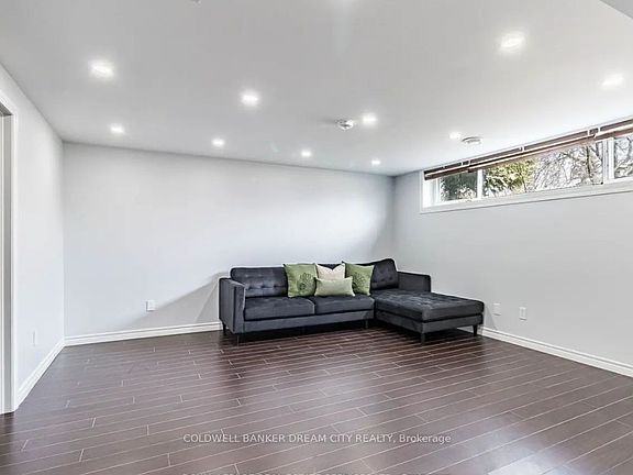 5th image of 231 Elizabeth St S