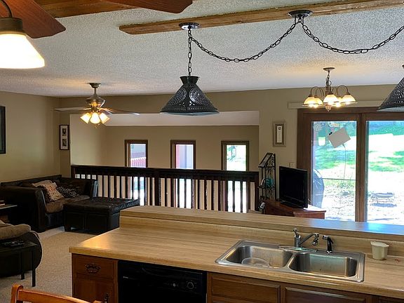 3rd image of 1402 Meadow Ln