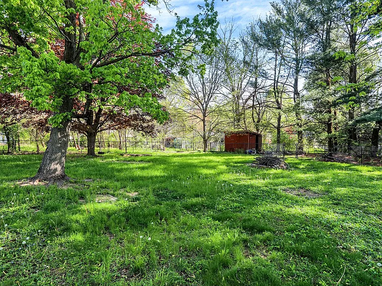 9803 Lakewood Dr W — Photo 37