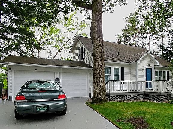 Attached 2 car garage