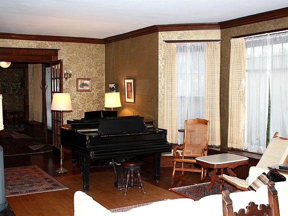 5th image of 28 Watkins Ave
