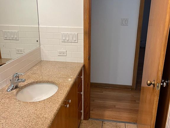 3rd image of 4927 W Ainslie St