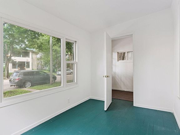 4th image of 2933 30th Ave S