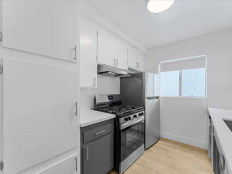 6615 Franklin Ave. — Photo 6