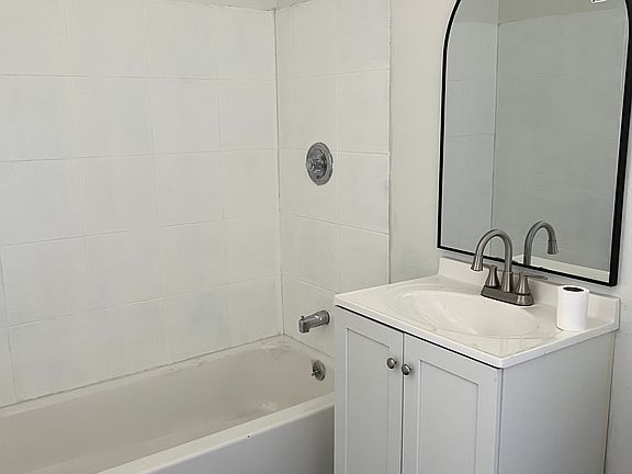 5th image of 928 N Lawndale Ave APT 4