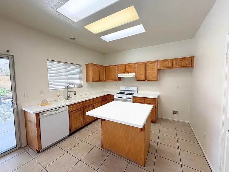 13085 Camden Ln — Photo 8