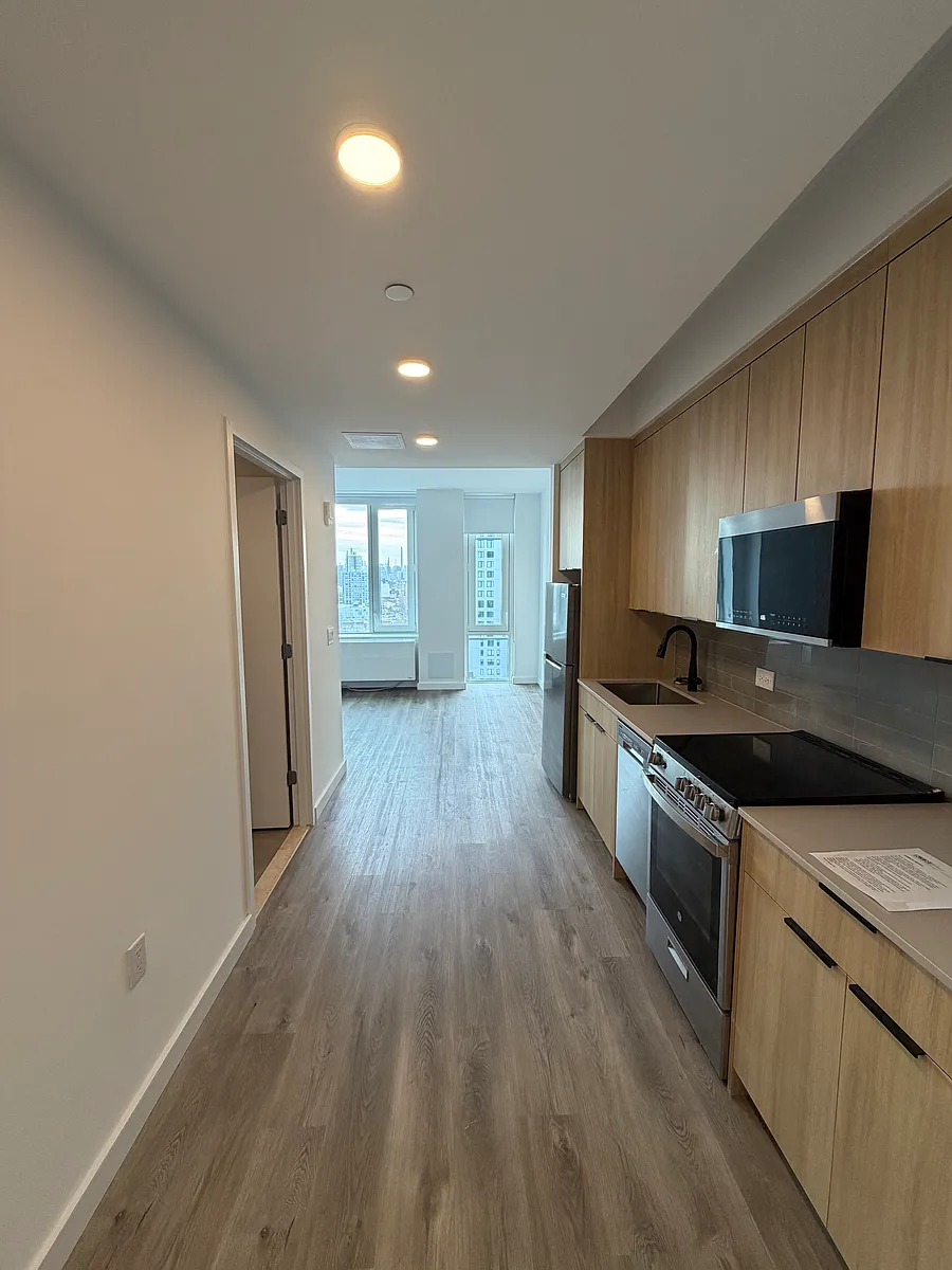 Building Photo - 2455 3rd Ave #13A