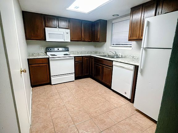 5th image of 2318 Capitan Dr APT A