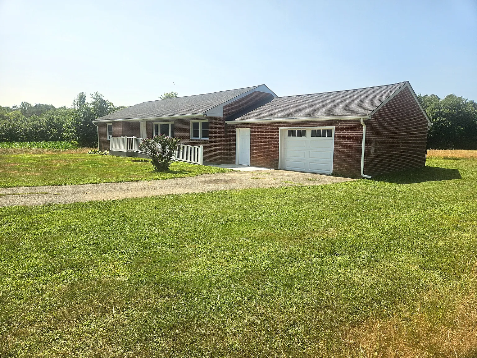 3 bed, 1100 sqft, $2,200 — Photo 2
