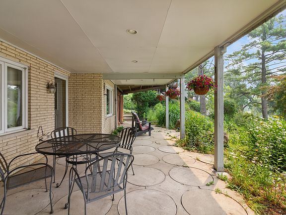 4th image of 99 Hilltop Dr