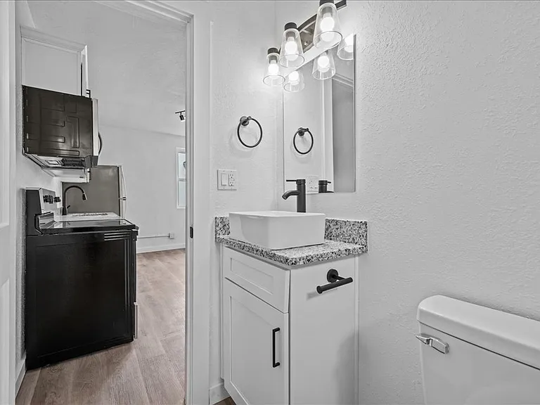 410 W 35th St #1-20 — Photo 34