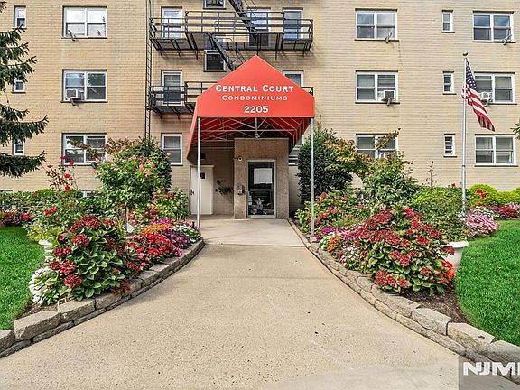 2nd image of 2205 N Central #3F