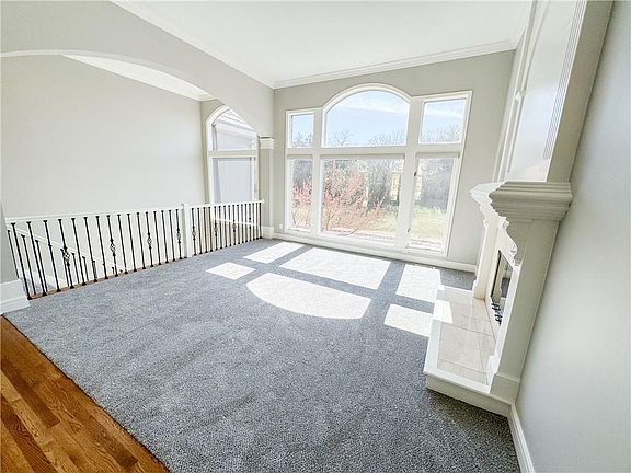 3rd image of 613 NE Persimmon Cir
