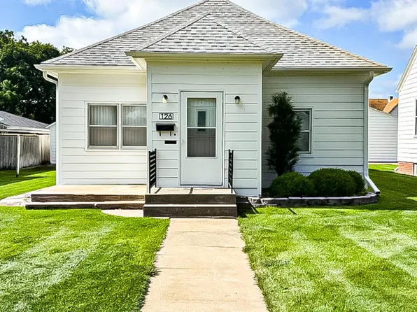 126 5th Ave, Holdrege, NE 68949