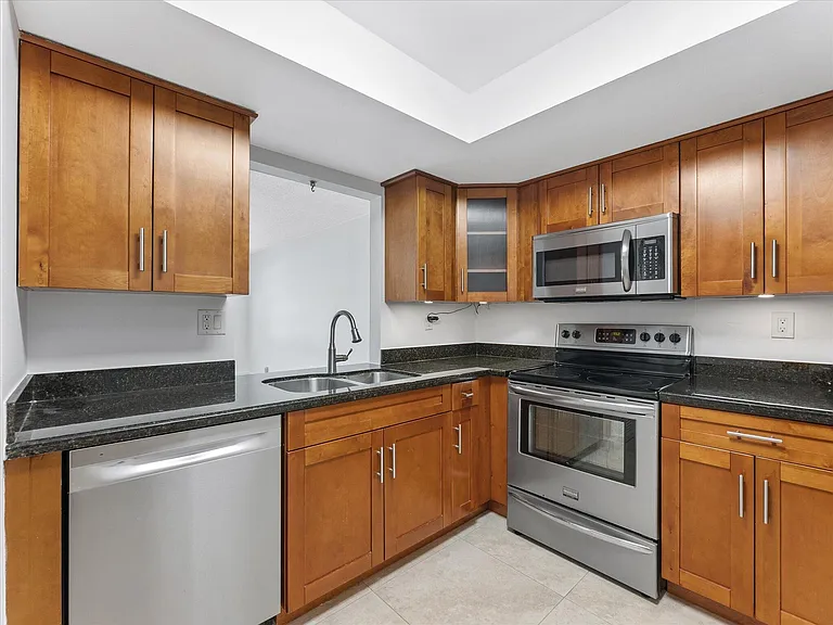 1821 NE 40th Ct #305 — Photo 9