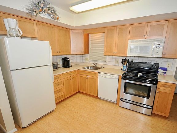 5th image of 33 36th St APT 2C