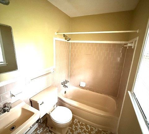 2nd image of 1116 Perry Hill Rd