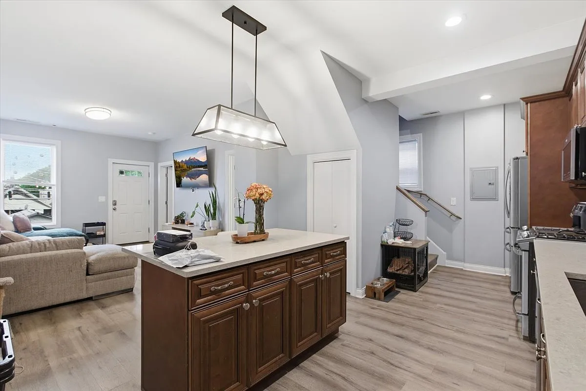3 bed, 1127 sqft, $2,500 — Photo 2