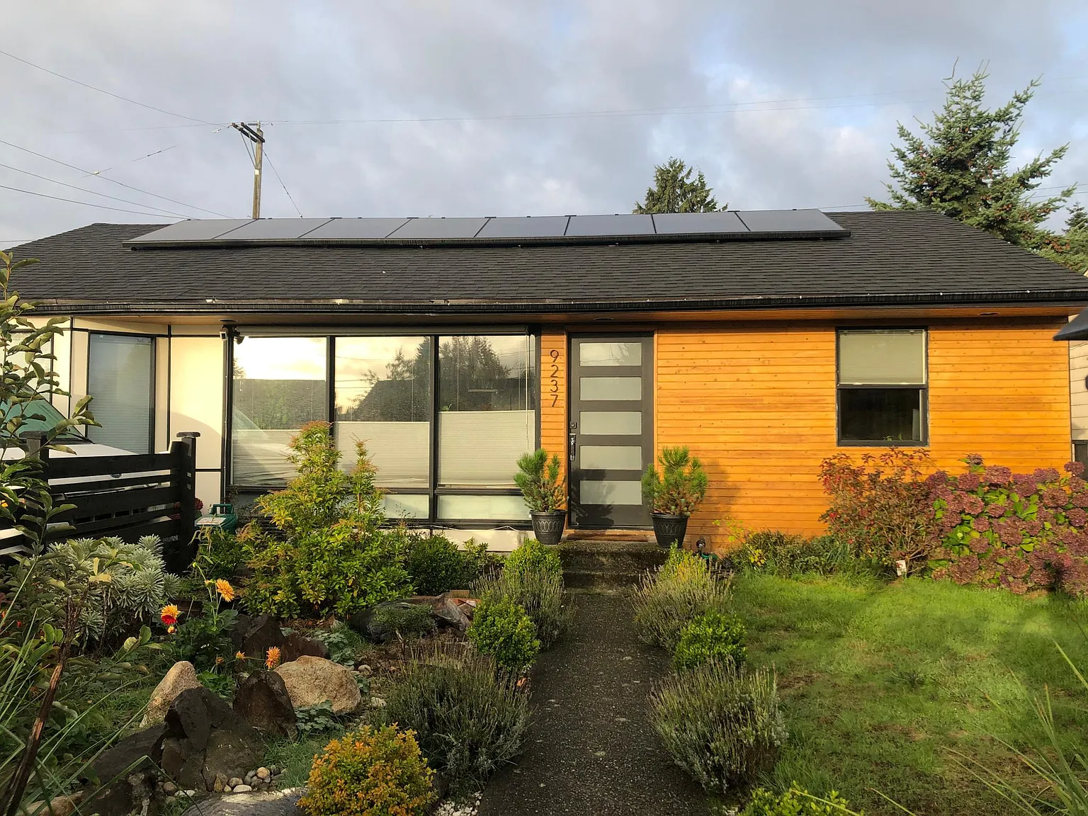 9237 32nd Ave SW — Photo 2