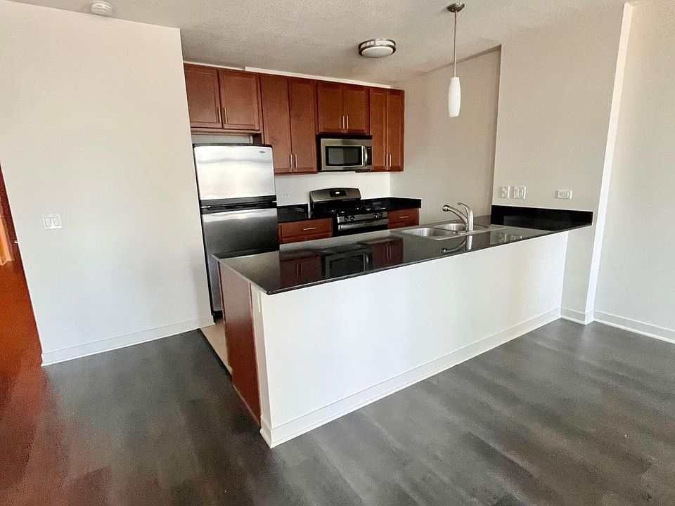 1st image of 533 W Kinzie St #209