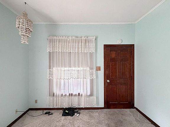 5th image of 323 Benton St