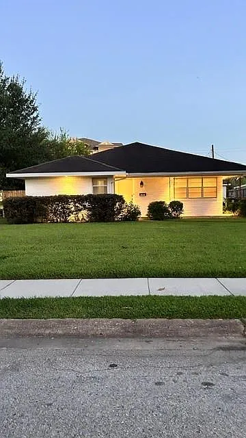 2 bed, 1.0 bath, $2,500 — Photo 2