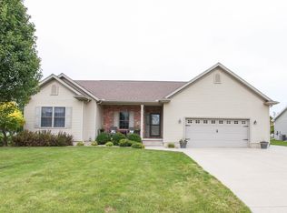 1621 W Meadowlark Dr, Pontiac, IL 61764