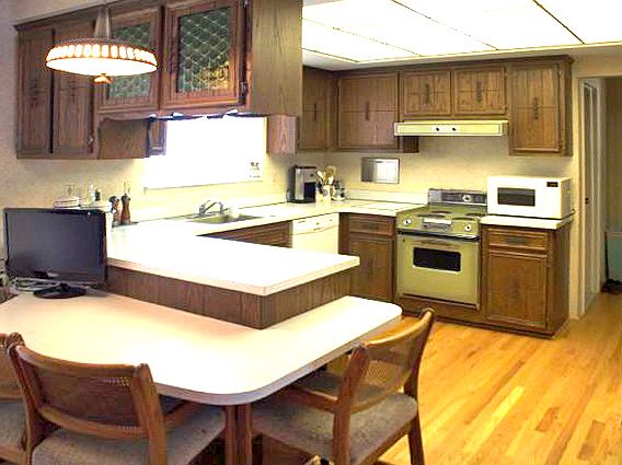 breakfast bar & kitchen