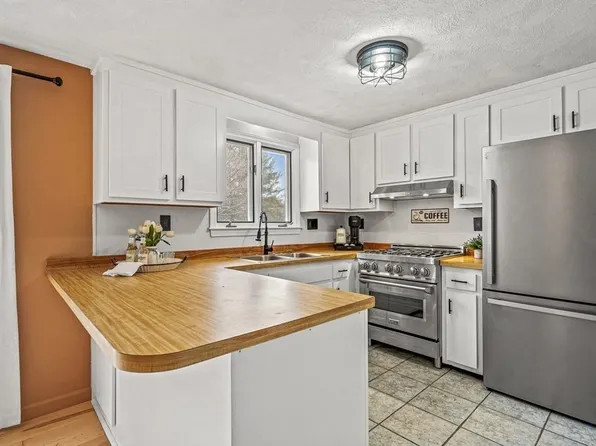 96 Frederick St APT 56, Dracut, MA 01826