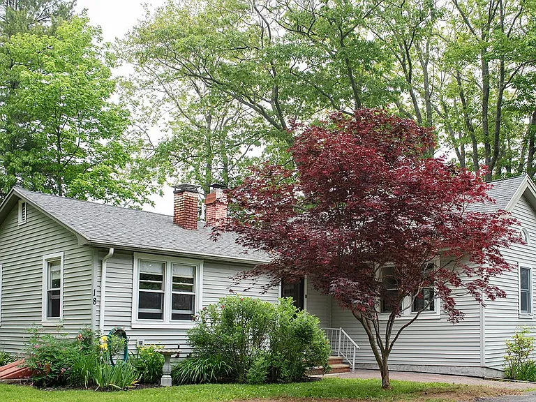 18 Sandy Beach Rd — Photo 2