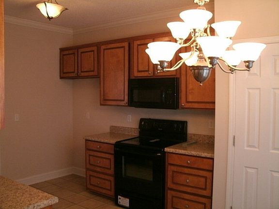 5th image of 221 Hedgerow Dr