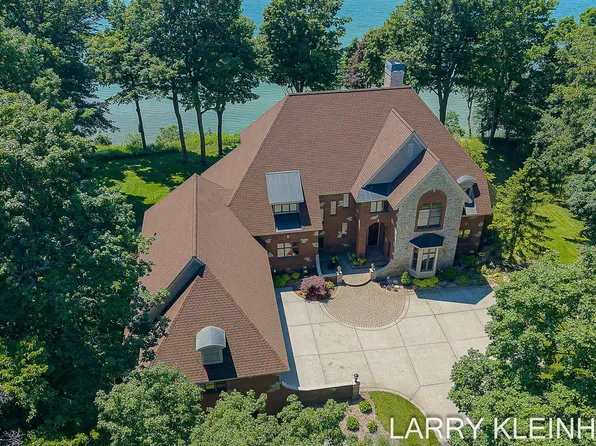 5645 Lakeshore Dr N, Holland, MI 49424