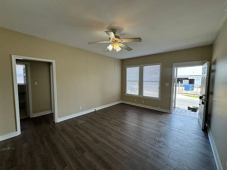 402 Egan St — Photo 4