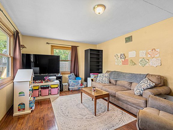 3rd image of 145 17th St NE