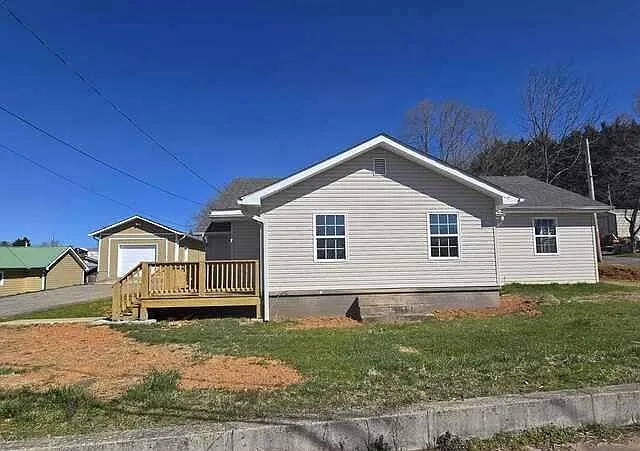 3 bed, 2.0 bath, 1412 sqft, $1,799 — Photo 1