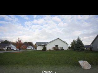469 Fox Ln, Walworth, WI 53184