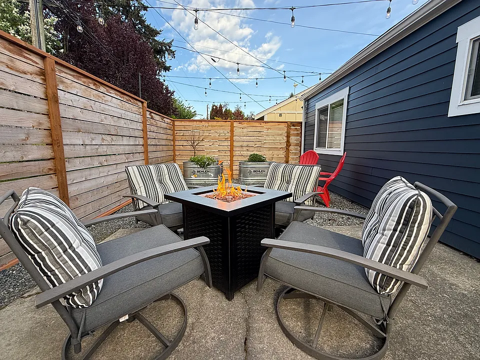 Enjoy the fire-pit at night (renter responsible for refilling propane)