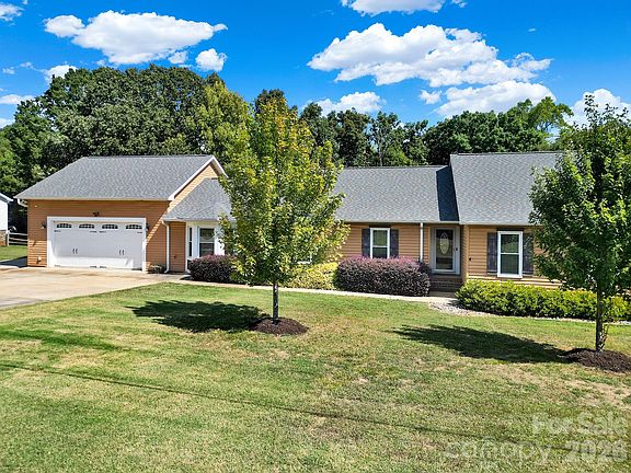 5th image of 900 Saddle Ridge Rd