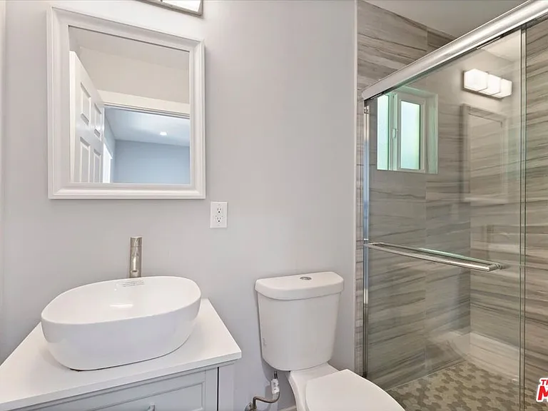 6652 Orion Ave — Photo 16